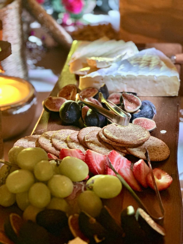 Renta Tablas de Quesos y Carnes Frías para eventos con Estación de Vinos